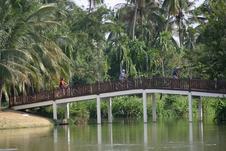Colors Of Bangkok: 4-Hour Small Group Bike Tour - Lunch at a local restaurant