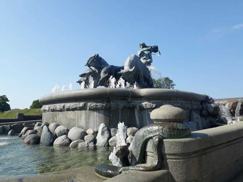 Copenhagen: 2,5-Hour 'Must See' Bike Tour with a Local Guide - Copenhagen City Hall and the first sense of scale