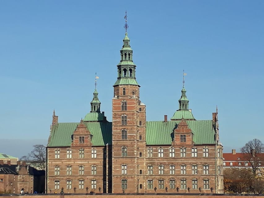 Copenhagen: 2,5-Hour 'Must See' Bike Tour with a Local Guide - Amalienborg and the royal guards