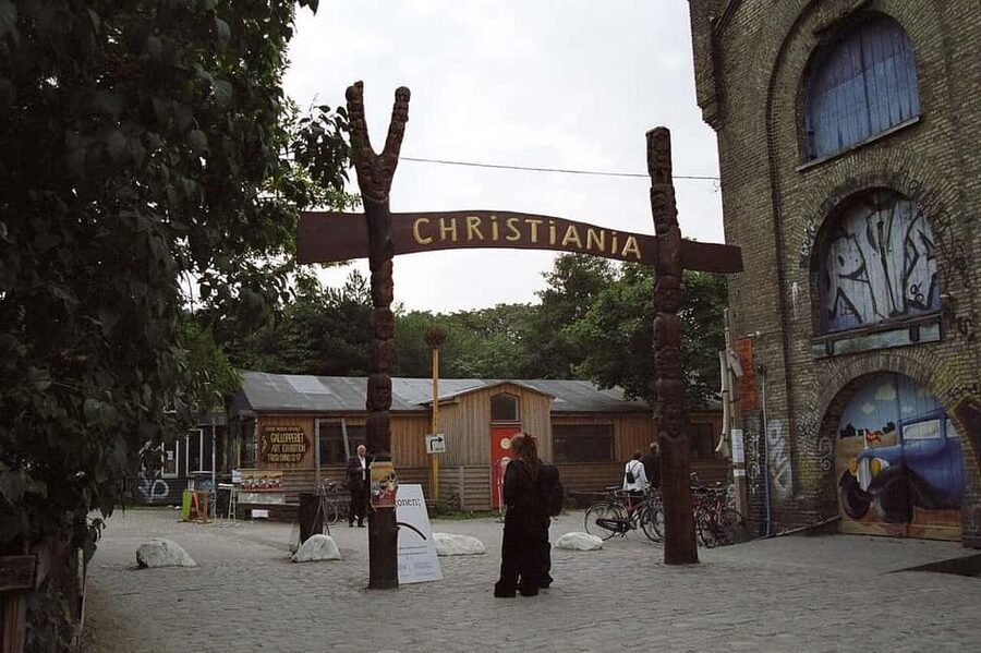 Copenhagen & Christiania : Guided Bike Tour in French - City Hall, Christiansborg, and the old harbor