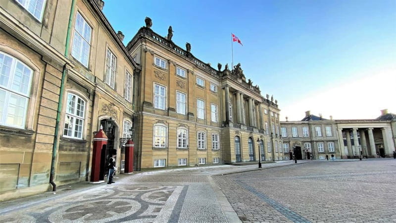 Copenhagen & Christiania : Guided Bike Tour in French - Marmorkirken, Amalienborg, and the royal quarter