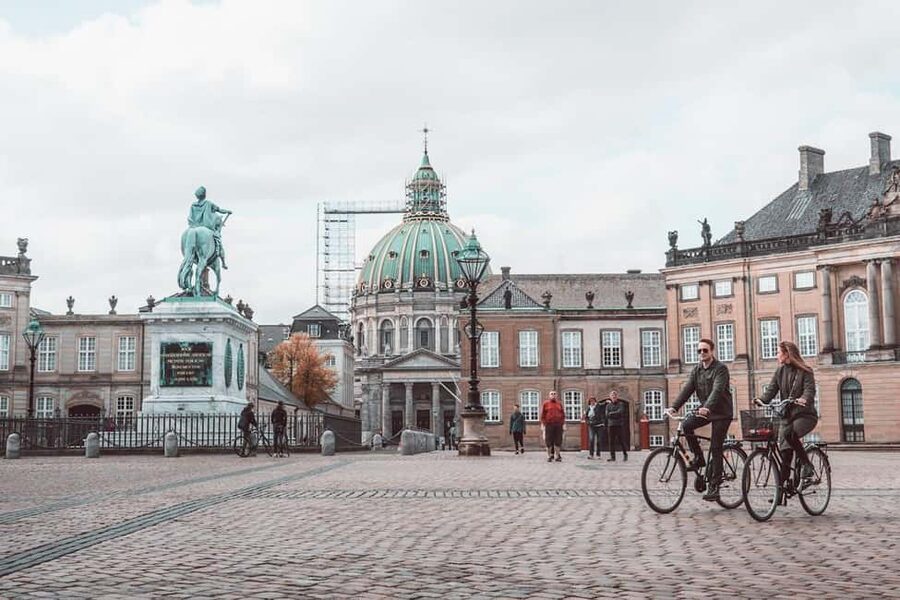 Copenhagen & Christiania : Guided Bike Tour in French - Meeting at Copenhagen Visitor Service