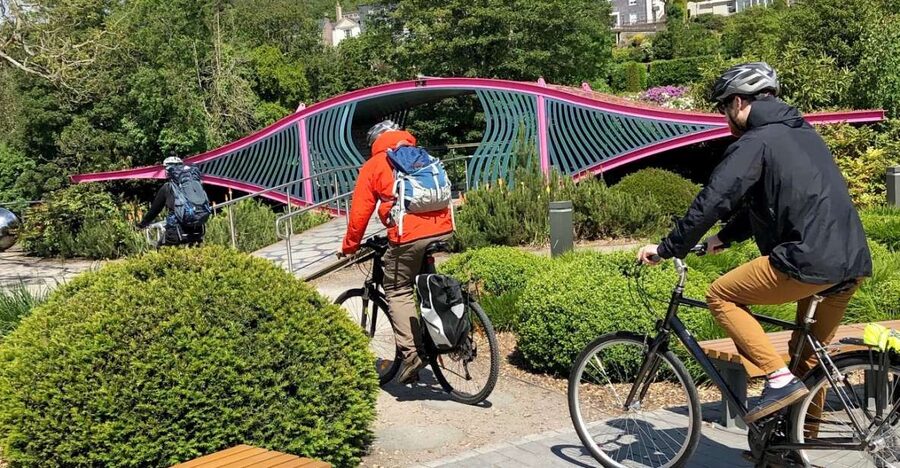 Cork: Cork City Cycle Tour - Regular Bike - Meeting the guide beside Saint Patricks Quay