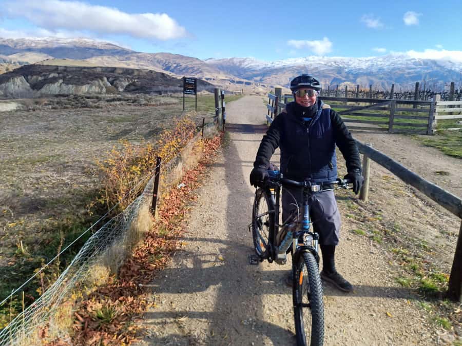 Cromwell: Lake Dunstan Trail Bike Rental and Luxury Shuttle - The final stretch and arrival in Clyde