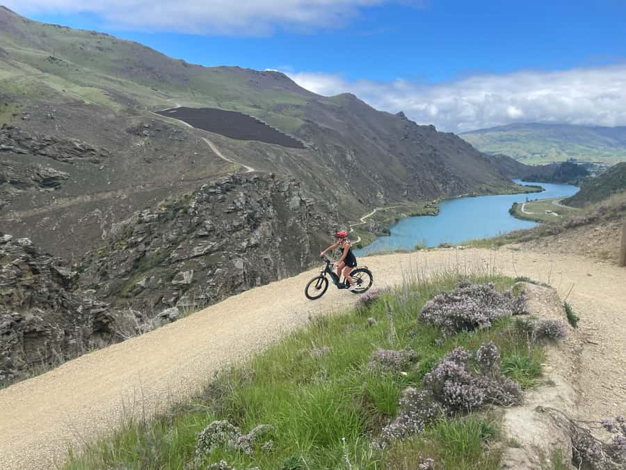 Cromwell: Lake Dunstan Trail Bike Rental and Luxury Shuttle - Starting at the Junction Lookout in Cromwell