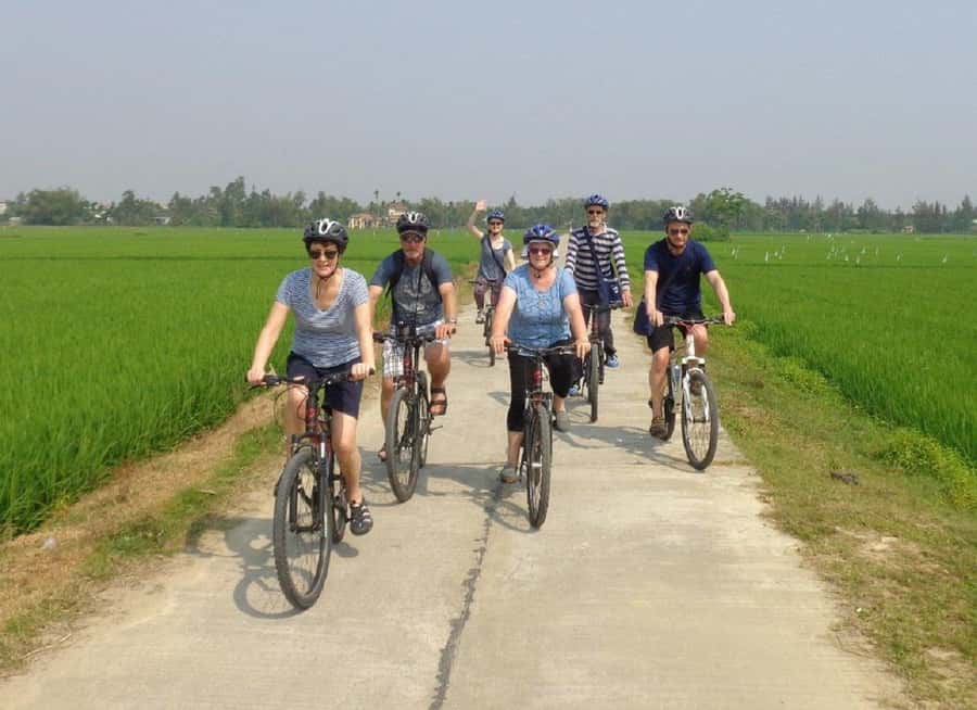 Da Nang or Hoi An: Countryside Bike & Basket Boat Tour - Which guides and groups are the best fit?
