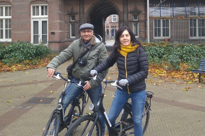 Daily group bike tour in Spanish. - Oud West, cafes, and a changing side of Amsterdam