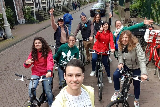 Daily group bike tour in Spanish. - Riding the full two kilometers of Vondelpark