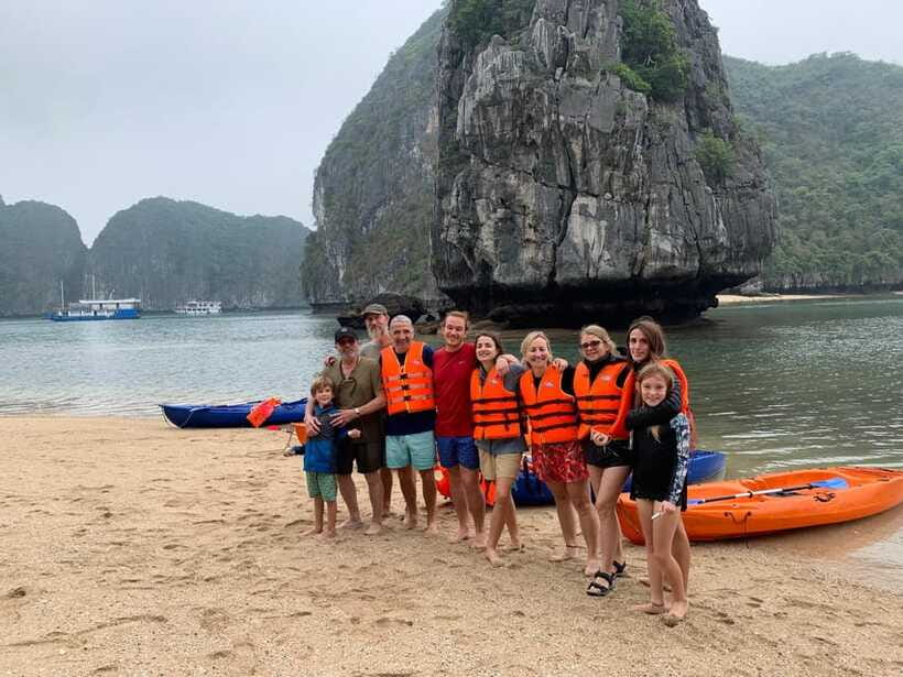 Đảo Cát Bà : 1Day Kayaking,Swimming,Cycling,Snorkeling,Lunch - Swimming and jumping at Cam Lagoon