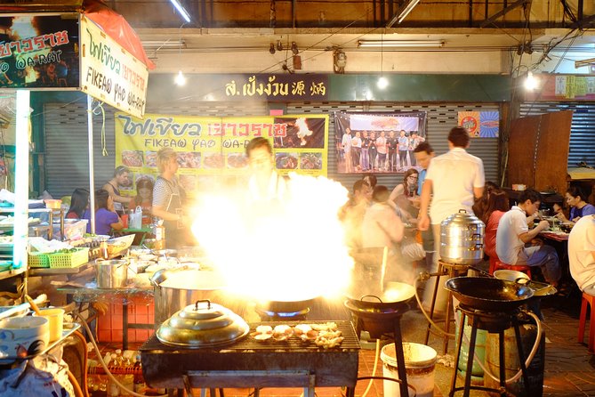 Discover Bangkok at Night 5-Hour Bike Tour with dinner - Pak Khlong Flower Market after dark