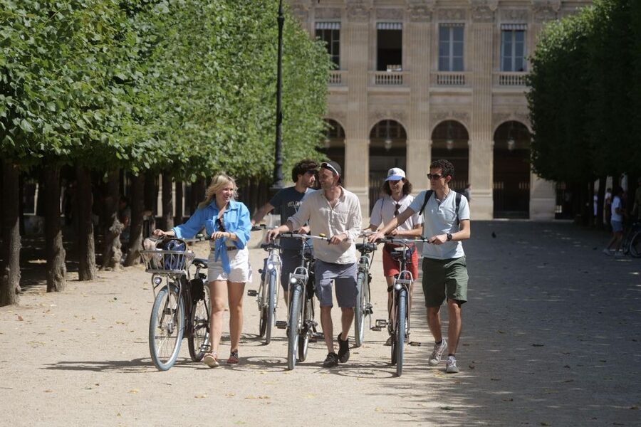 Discover Paris by bike - Place de la Concorde and the city’s grand axis