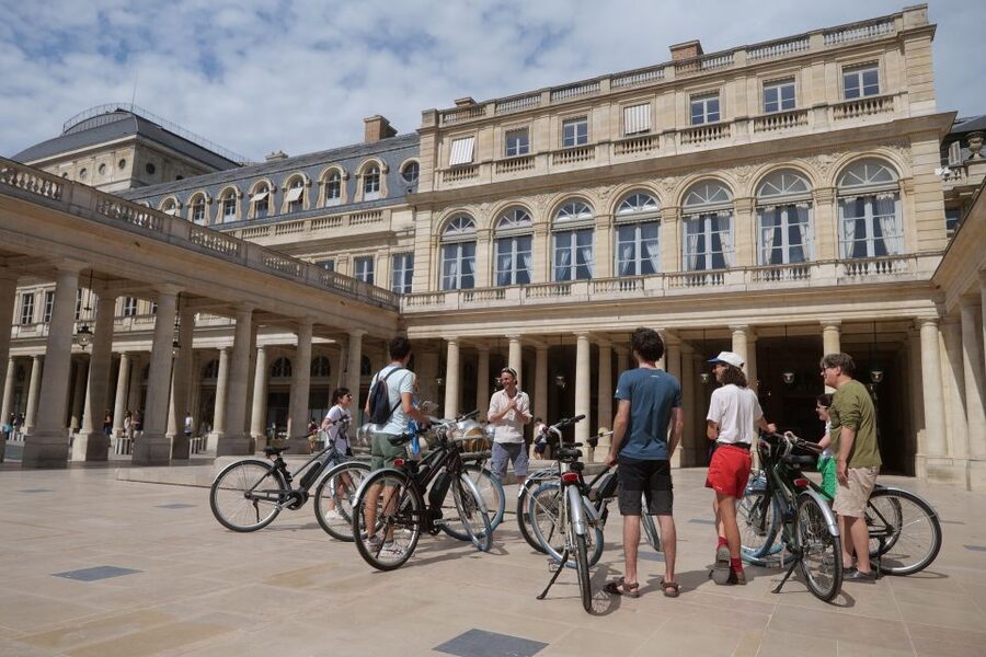 Discover Paris by bike - Palais-Royal and the Louvre: a strong first stretch