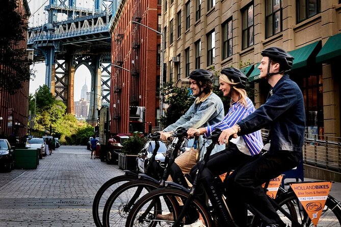Downtown Bike Tour with Stylish Dutch Bikes - Crossing the Brooklyn Bridge by bike