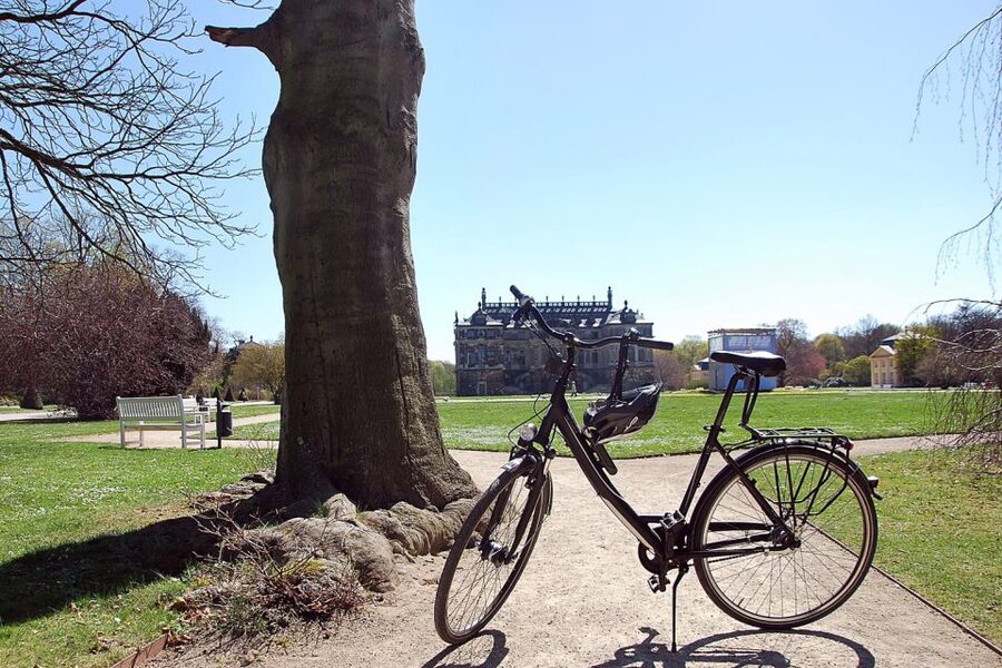 Dresden: Guided City Tour by Bike - Meeting at Frauenkirche and getting oriented