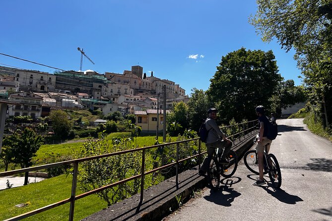 E-bike between towers and medieval villages at the foot of Sirente Abruzzo - Why the electric bicycle matters over 30 kilometers