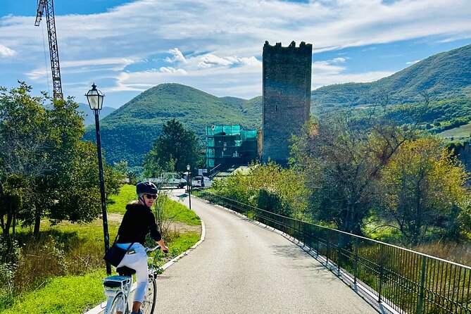 E-bike between towers and medieval villages at the foot of Sirente Abruzzo - Secinaro and the rhythm of the ride
