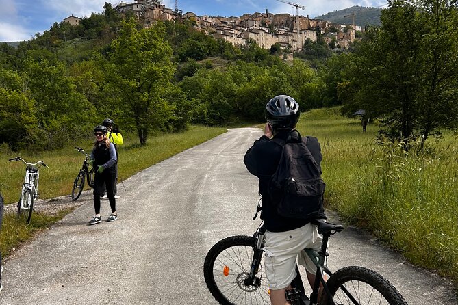 E-bike between towers and medieval villages at the foot of Sirente Abruzzo - What the guide adds to the experience