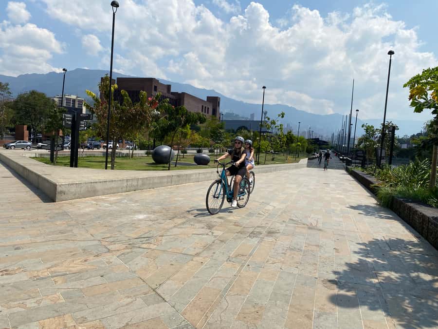 E-Bike City Tour Medellin with Local beer and Snacks - Food, juice, beer, and the local angle