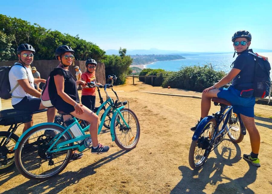 E-bike Guided Tour Biarritz & small villages - Riding into Biarritz by the waterfront