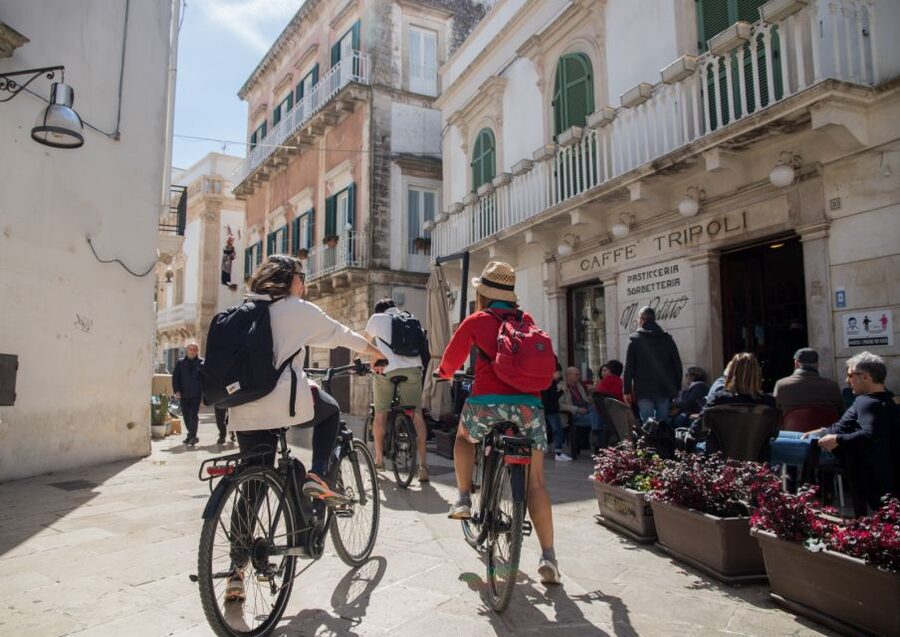 e-Bike ring tour between Martina Franca and Locorotondo - Locorotondo and its whitewashed lanes