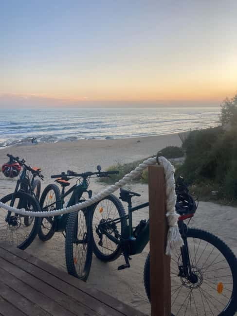 E-Bike Scala dei Turchi: Food tasting, villages, snorkeling, nature reserve - Street food in a Sicilian village