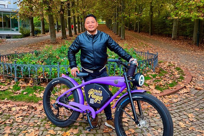 E-BIKE TOUR: 10 Must-See Landmarks & Viewpoints in Prague 1-8per. - Prague Castle and the ride through Petřín