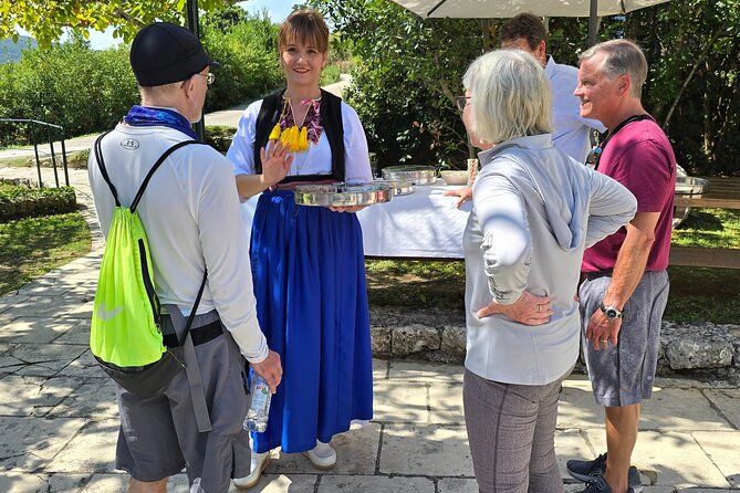 E-Bike Tour + Gourmet Snack + Wine Tasting (Small Group) - Small group size and who will enjoy it
