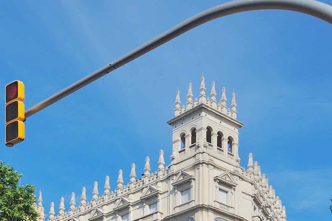 E-Bike tour in Barcelona with English Guide - What the guides add between the stops