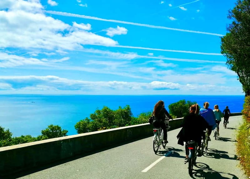 Ebike seaside by Nice: Fantastic Villefranche's Bay & Hill - The included picnic by the beach