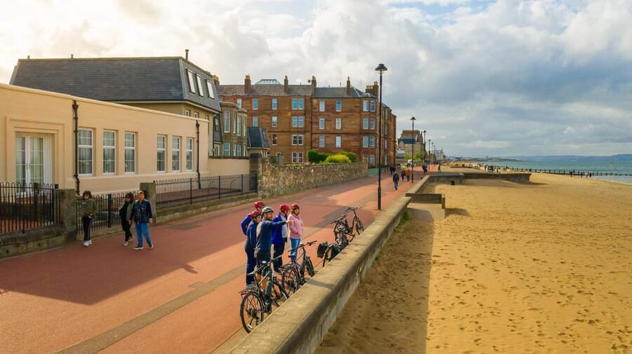 Edinburgh: Sightseeing Bike Tour - What the guides add to the ride