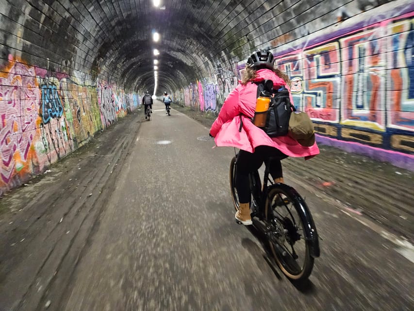 Edinburgh: Sightseeing Bike Tour - Leaving the center by quieter paths