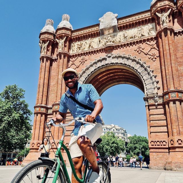 Explore Barcelona by Bike & Photo Shooting - Arc de Triomf and the short coffee break