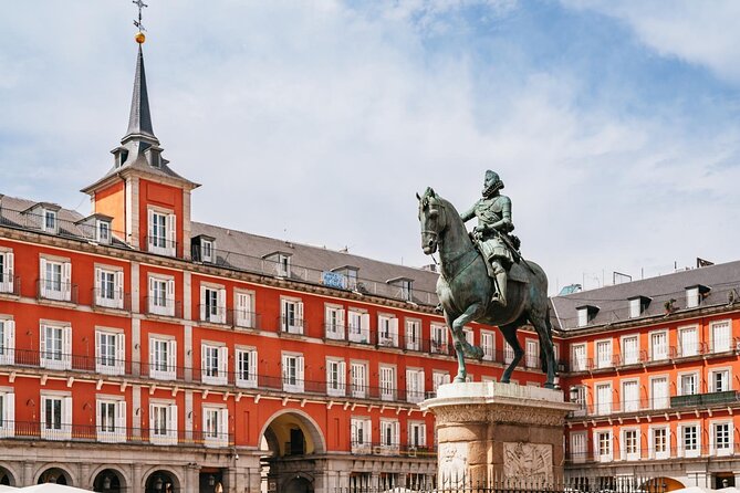 Explore Madrid by bike taking photos with Benja - Puerta de Alcalá and Retiro Park