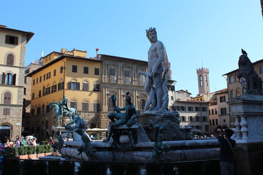 Florence: 2-Hour Guided Sightseeing Bike Tour - Republic Square and central Florence