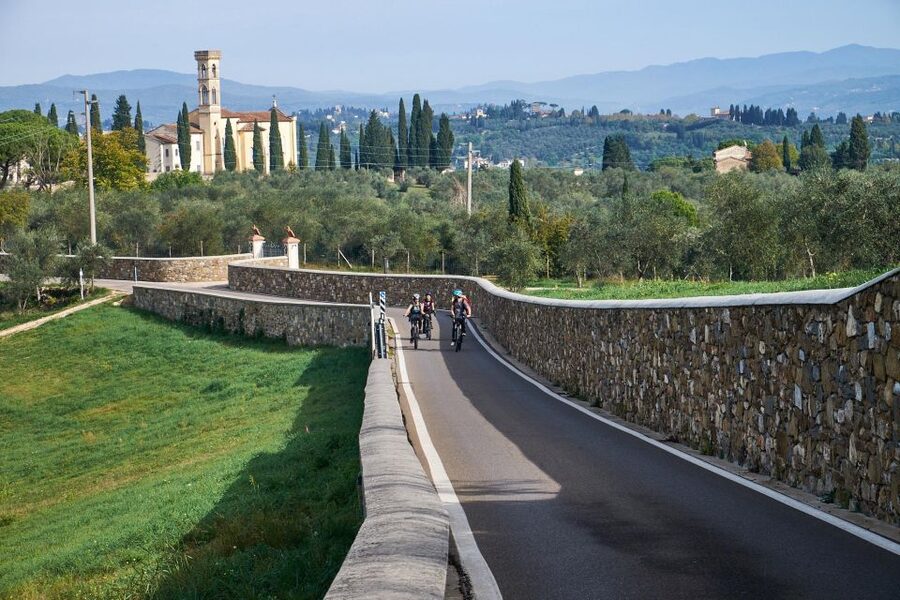 Florence: Chianti E-Bike Tour with Tuscan Lunch & Winery - The first climb rewards steady riders