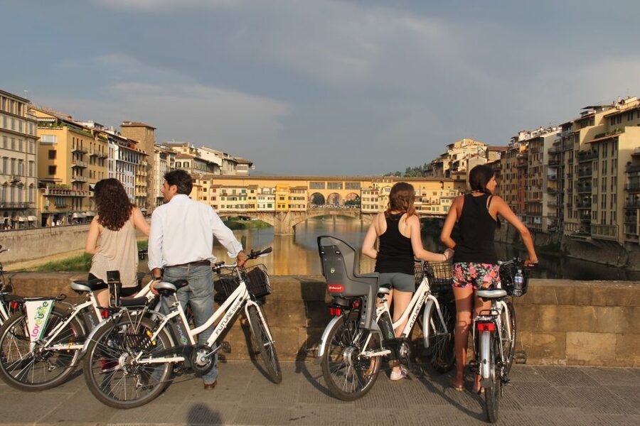 Florence: City Sightseeing Guided Bike Tour - Crossing the Arno to Palazzo Pitti