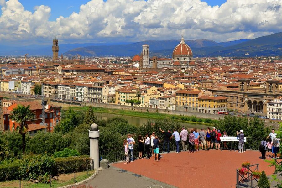 Florence: City Sightseeing Guided Bike Tour - From the booking office to the Duomo