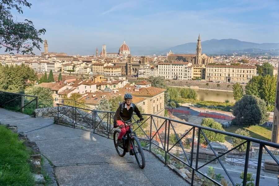 Florence:E-Bike City Tour with stop at Piazzale Michelangelo - Meeting near Via Cavour and getting started