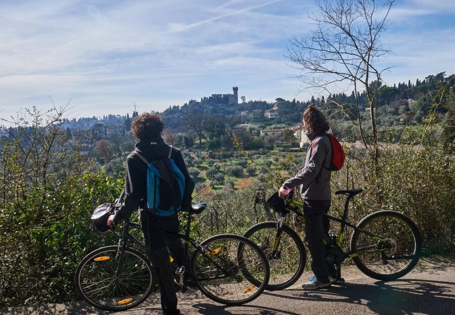 Florence: E-Bike Tour with Olive Oil in the Tuscan Hills - Starting in Oltrarno and learning the e-bike