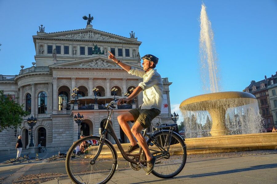 Frankfurt: Guided Bike Tour - From painters’ quarter to the Museum Embankment