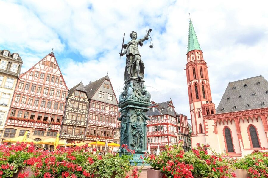 Frankfurt: Guided Bike Tour - Guides, group size, and the feel of the ride