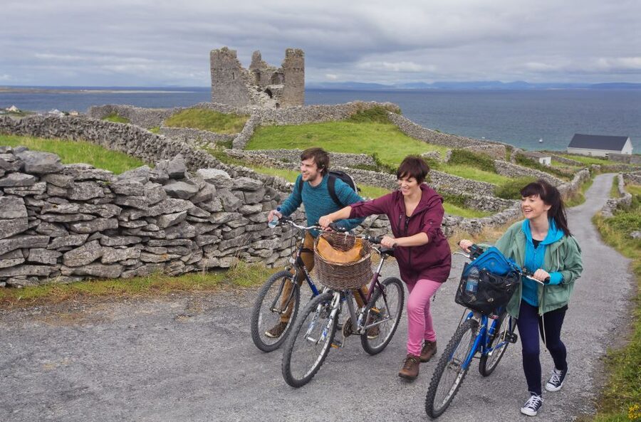 From Doolin: Day Trip to Inisheer with Bike or Bus Tour - Sunken graveyards, castles, and shipwrecks