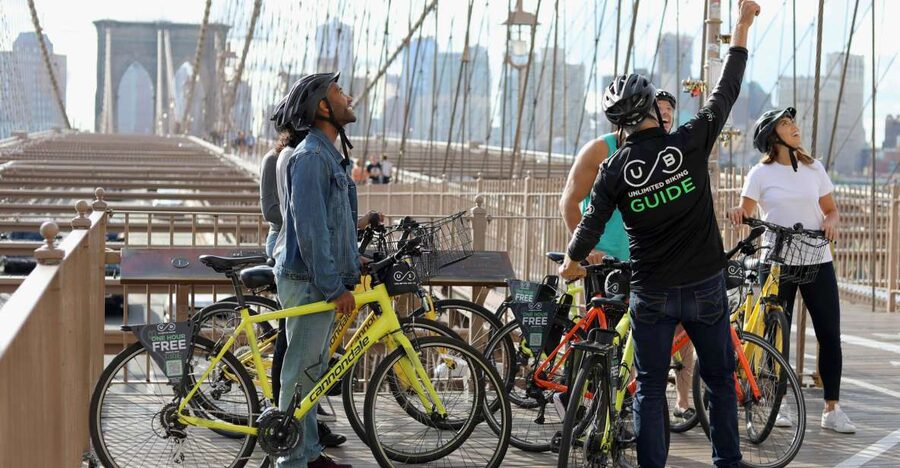 From Manhattan: 2-Hour Brooklyn Bridge Sightseeing Bike Tour - City Hall, Pace University, and the Woolworth Building