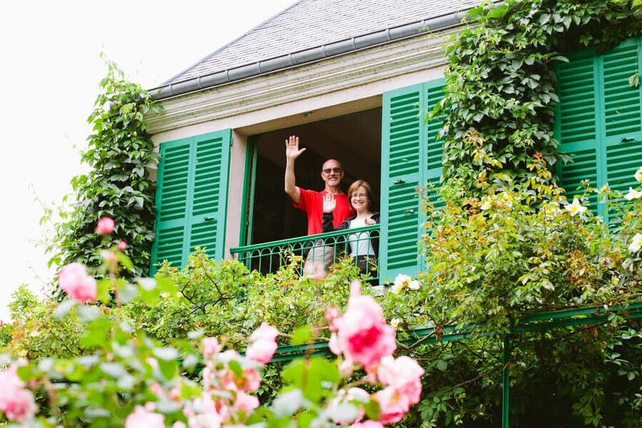 From Paris: Monet Garden & Giverny Bike Tour and Picnic Stop - A picnic beside the Seine, with room to breathe