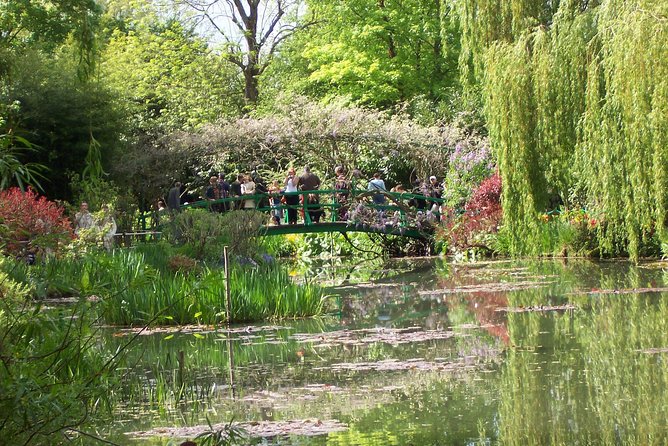 From Paris: Monet Gardens & Giverny Bike Tour with Picnic Stop - Vernon’s market and the picnic by the Seine