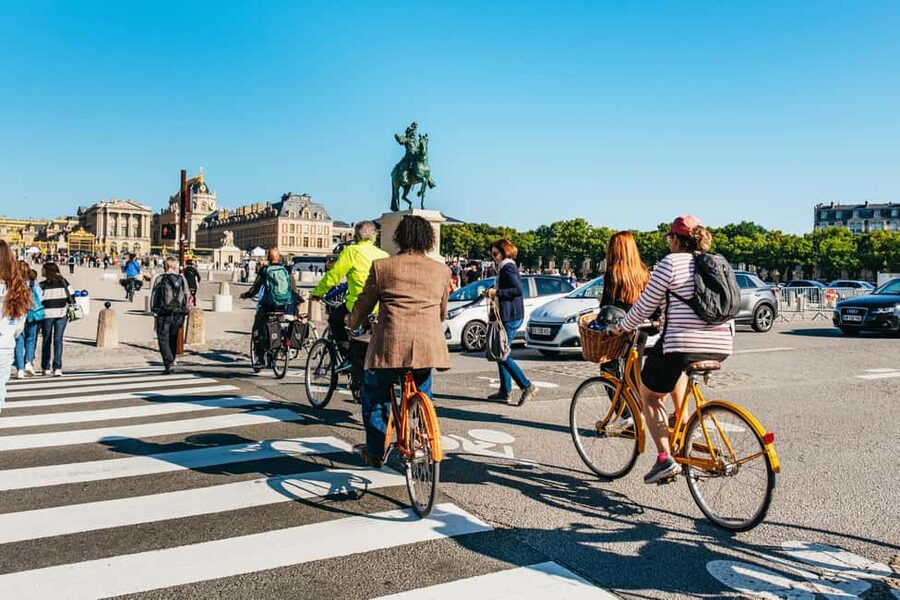 From Paris: Skip-the-Line Palace of Versailles Bike Tour - The Versailles market and choosing your picnic