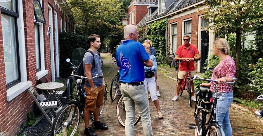 Groningen: City Highlights Bike Tour - The Groninger Museum and the First Ride