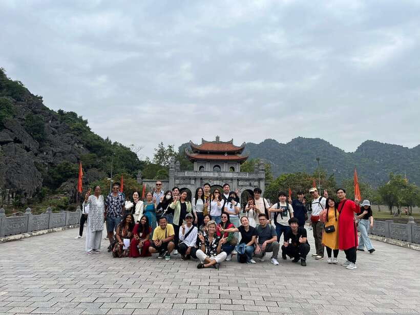 Ha Noi: Ninh Binh / Hoa Lu - Trang An - Mua Cave / Cycling - The road from Hanoi to Ninh Binh