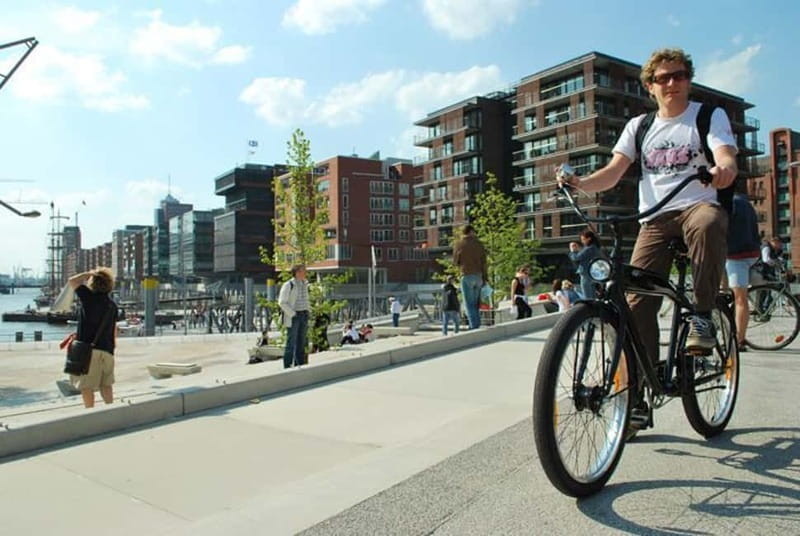 Hamburg 3-Hour Bike Tour - The Alster Lakes: open water and a useful pause