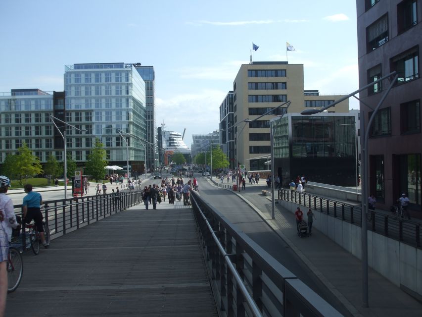 Hamburg: City Tour by Bike with Elbphilharmonie incl. Bike - Gängeviertel and the Brahms birthplace memorial